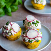 muffinki jajeczne z pastą twarogową