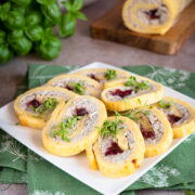 rolada serowa z białą kiełbasą chrzanem i zurawiną