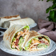 tortilla z kurczakiem i halloumi