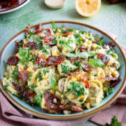 Sałatka tortellini z boczkiem, suszonymi pomidorami i pesto salatka z tortellini i pesto