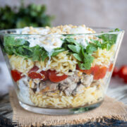 salatka z orzo kurczakiem i burrata